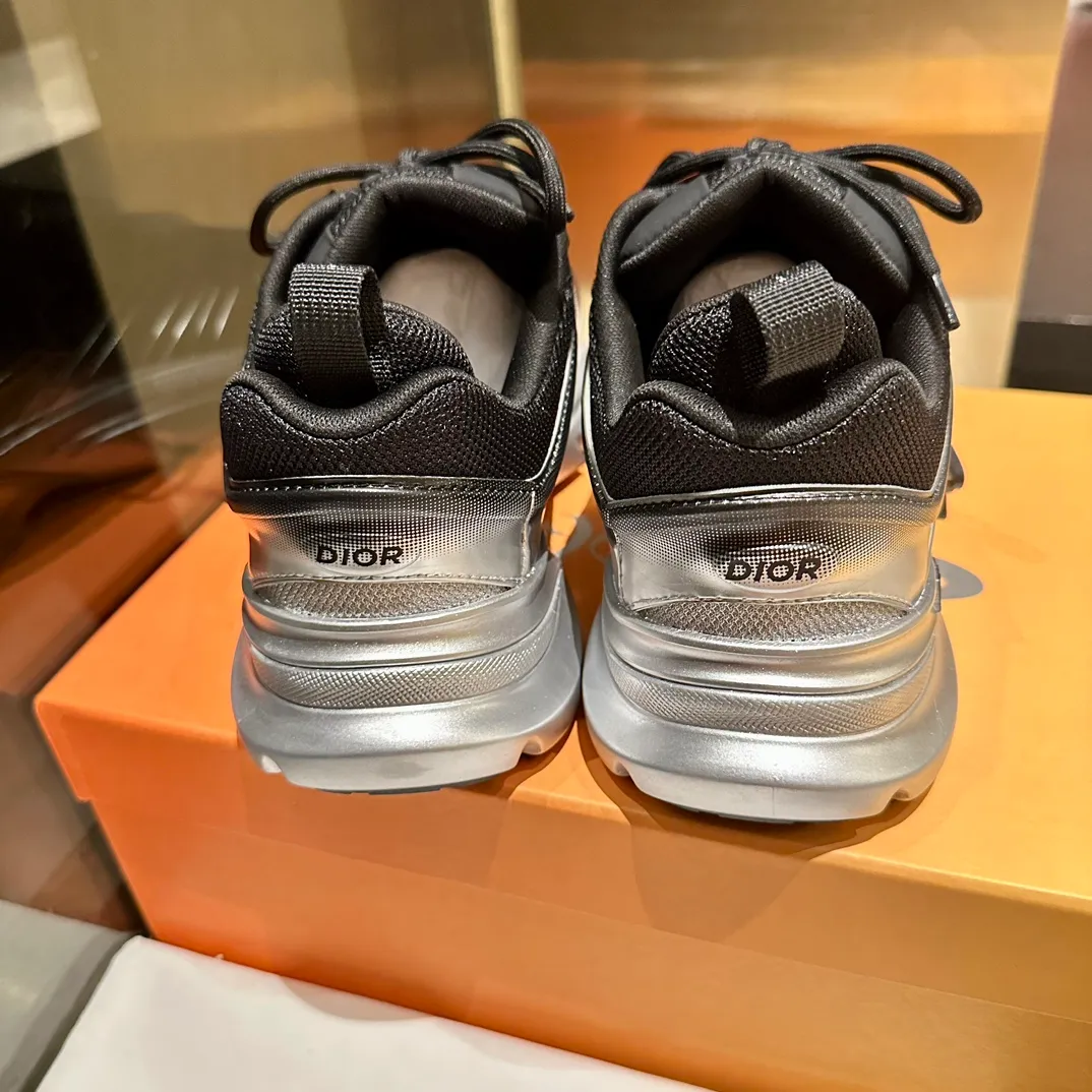 p680🐮🐮New to the Dior collection, these C'est Dior sneakers make a bold and stylish statement. Carefully crafted, the letters C and D are displayed on the sides of the upper for style, and the details add a touch of elegance. The lightweight two-tone Dior sole offers exceptional comfort and sporty appeal. Can add a stylish touch to any casual look. Christian Dior Paris signature on the tongue and sole. Two-tone notches feature Christian Dior's lucky star symbol. Women’s size 35-40, men’s size 38-45